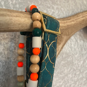 Zecken- und Dekohalsband für Hunde aus Holzperlen mit Keramikelementen