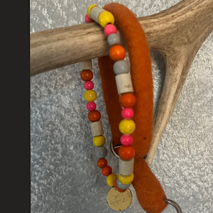 Zecken- und Dekohalsband für Hunde aus Holzperlen mit Keramikelementen