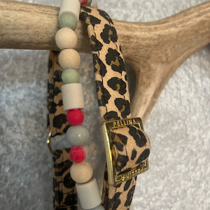 Zecken- und Dekohalsband für Hunde aus Holzperlen mit Keramikelementen